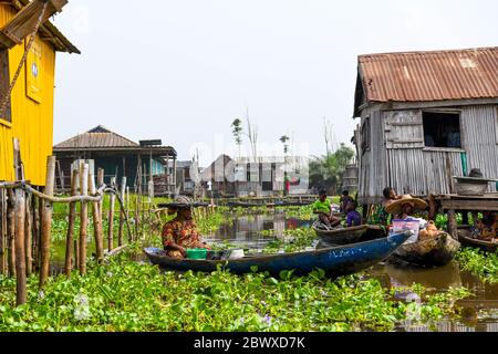 Afrika, Westafrika, Benin, Nokouesee, Ganvié. Pirogen in den Wasserstraßen der Seestadt Ganvié. Stockfoto