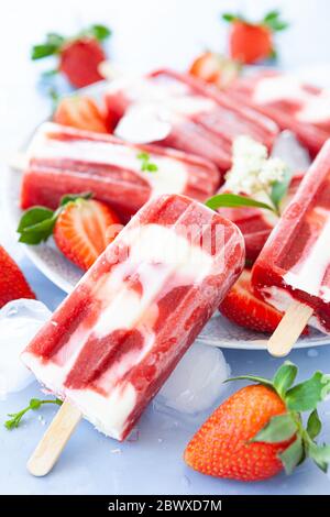 Hausgemachte Eiswürfel mit Erdbeeren und Sahne Stockfoto