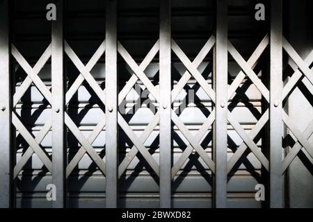 Faltbare Metalltür mit Schatten Hintergrund. Stockfoto