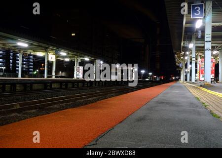 TOMAKOMAI, JAPAN - 16. NOVEMBER 2019: JR Tomakomai Station in der Winternacht wo ist ein Bahnhof in Hakodate, der von der Hokkaido railwa betrieben wird Stockfoto