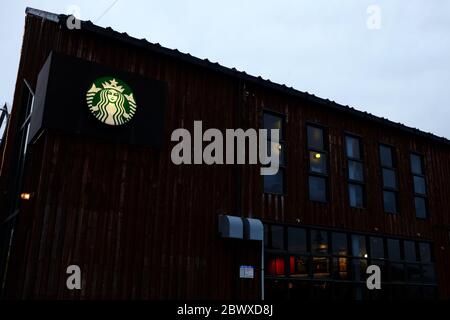 HAKODATE, JAPAN - 13. NOVEMBER 2019: Starbucks im Winter bewölktes Wetter in Hakodate. Starbucks ist eine multinationale amerikanische Kaffeehauskette, die I gegründet hat Stockfoto