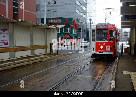 HAKODATE, JAPAN - 14. NOVEMBER 2019: Oldtimer-Straßenbahn im Winter in Hakodate. Die Straßenbahn ist eine Touristenattraktion und der wichtigste Verkehrspunkt in Hakodate, J Stockfoto