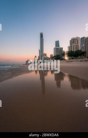 Sonnenaufgang in Surfers Paradise, Gold Coast, Australien Stockfoto