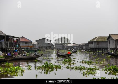 Afrika, Westafrika, Benin, Nokouesee, Ganvié. Pirogen in den Wasserstraßen der Seestadt Ganvié. Stockfoto