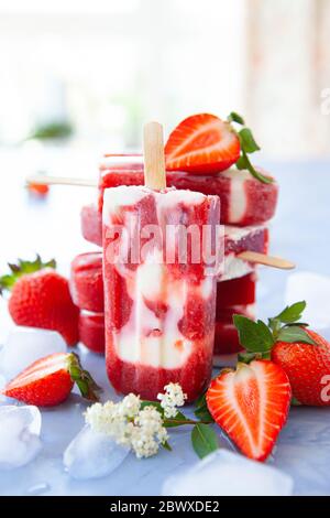 Hausgemachte Eiswürfel mit Erdbeeren und Sahne Stockfoto