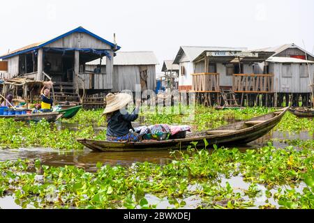 Afrika, Westafrika, Benin, Nokouesee, Ganvié. Pirogen in den Wasserstraßen der Seestadt Ganvié. Stockfoto