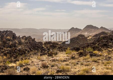 Die zerklüftete und trostlose Landschaft des Augrabies National Park, Südafrika, bedeckt mit tief liegenden schwarzen mafischen Hügeln, die als Swart Rante bezeichnet werden Stockfoto