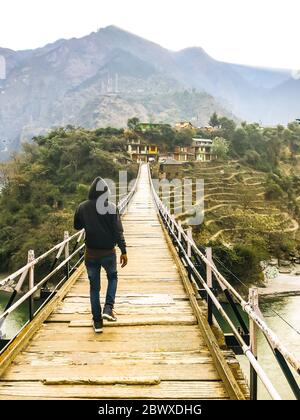 Wunderbare hängende Brücke über den Fluss Beas in Hanogi Dorf in Mandi, Himachal Pradesh, Indien. Grüne Berge von Himachal Pradesh in Indien. Stockfoto