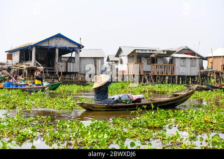 Afrika, Westafrika, Benin, Nokouesee, Ganvié. Pirogen in den Wasserstraßen der Seestadt Ganvié. Stockfoto