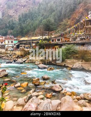 Gushing Parvati Fluss in den Schneebergen von Himachal Pradesh, Indien. Das Wasser des Flusses rauscht im Tal der Götter. Himachal Pradesh grüne Natur. Stockfoto