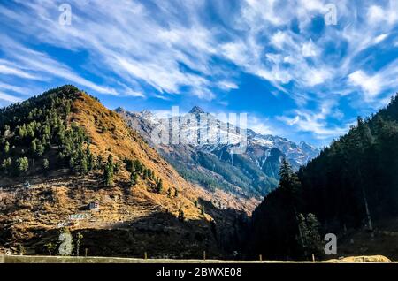 Schneeberge von Kasol, Himachal Pradesh, Indien im Parvati Tal. Berge von Himachal in Manali. Himachal Pradesh grüne Natur von seiner besten Seite. Stockfoto