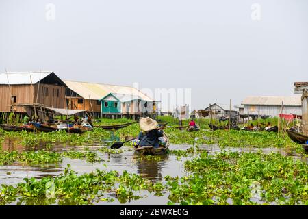 Afrika, Westafrika, Benin, Nokouesee, Ganvié. Pirogen in den Wasserstraßen der Seestadt Ganvié. Stockfoto