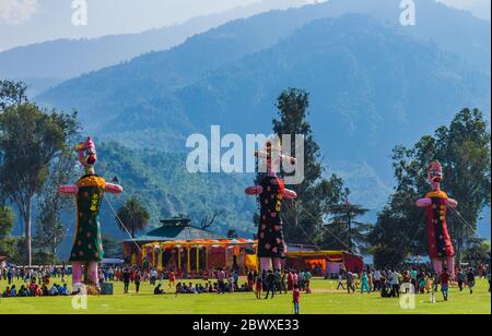 Das Festival von Kullu Dussehra wird von den Einheimischen gefeiert. Landschaft von Himachal Pradesh. Khajjiar und Dalhousie können leicht von Chamba aus bereist werden. Stockfoto