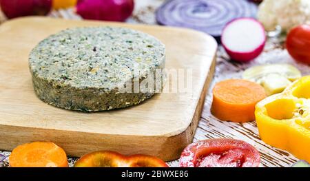 Veganer Hamburger, aufgetaut. Gesundes und vegetarisches Lebenskonzept. fleischloser Snack auf Basis von Soja und Kichererbsen mit frischem Gemüse. Stockfoto