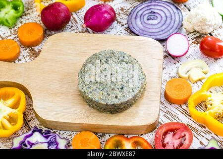 Veganer Hamburger, aufgetaut. Gesundes und vegetarisches Lebenskonzept. fleischloser Snack auf Basis von Soja und Kichererbsen mit frischem Gemüse. Stockfoto