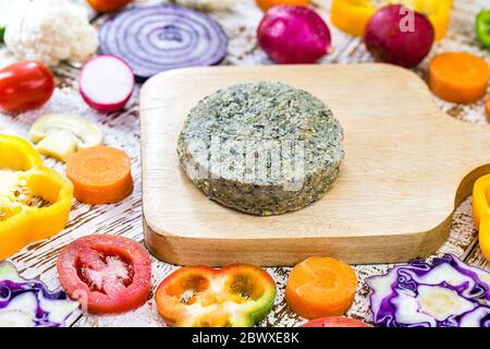 Veganer Hamburger, aufgetaut. Gesundes und vegetarisches Lebenskonzept. fleischloser Snack auf Basis von Soja und Kichererbsen mit frischem Gemüse. Stockfoto