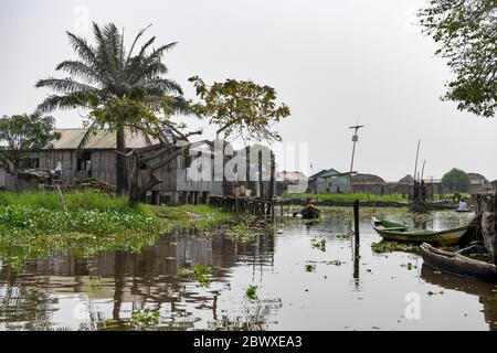 Afrika, Westafrika, Benin, Nokouesee, Ganvié. Pirogen in den Wasserstraßen der Seestadt Ganvié. Stockfoto