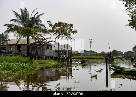 Afrika, Westafrika, Benin, Nokouesee, Ganvié. Pirogen in den Wasserstraßen der Seestadt Ganvié. Stockfoto