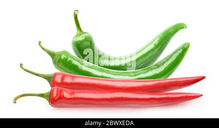 Haufen von roten und grünen Chili-Paprika isoliert auf weißem Hintergrund Stockfoto
