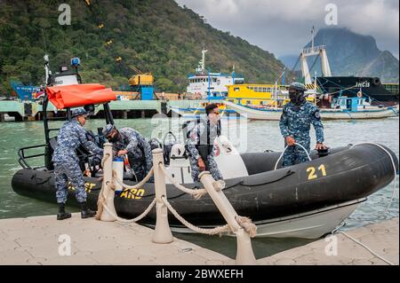 Bewaffnete philippinische Küstenwachen kommen in den Hafen von El Nido, Palawan. Philippinen. Stockfoto