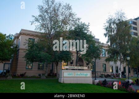 Historisches Rathaus an der Fourth Avenue in der Innenstadt von Anchorage, Alaska, AK, USA. Jetzt ist dieses Gebäude das Besucherzentrum von Visitor Anchorage. Stockfoto