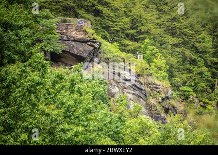 Besucher nehmen sich Zeit für ein Selfie auf einem malerischen Aussichtspunkt im Tallulah Gorge State Park, neben Tallulah Falls, Georgia. (USA) Stockfoto