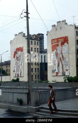 1983 Moskau - 'Glory to Labour' Kommunistische Wandmalereien auf Wohnblöcken in einem Stadtgebiet von Moskau, Russland Stockfoto