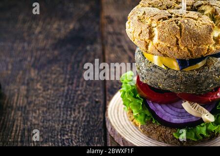 Nahaufnahme eines vegetarischen Burger, mit Gemüse und Proteinen wie Kichererbsen, Sojabohnen, Pilze, Tomaten, Rotkohl, Hühner und andere gemacht Stockfoto