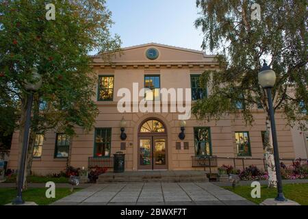 Historisches Rathaus an der Fourth Avenue in der Innenstadt von Anchorage, Alaska, AK, USA. Jetzt ist dieses Gebäude das Besucherzentrum von Visitor Anchorage. Stockfoto