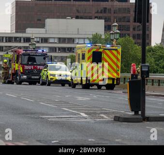 London, Großbritannien. Juni 2020. Die Rettungsdienste reagierten auf einen Mann, der bei der Ankunft in der Nähe der Westminster Bridge auf die Themse beobachtet wurde. Kredit: Ian Davidson/Alamy Live News Stockfoto