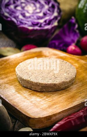 Veganer Hamburger, aufgetaut. Gesundes und vegetarisches Lebenskonzept. fleischloser Snack auf Basis von Soja und Kichererbsen mit frischem Gemüse. Stockfoto