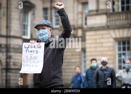 Demonstranten nehmen an dem Solidaritätsprotest "Take A Knee for George Floyd" Teil, der von Stand Up to Racism Scotland vor der St. Giles' Cathedral in Edinburgh organisiert wurde, um an George Floyd zu erinnern, der am 25. Mai in Polizeigewahrsam in der US-Stadt Minneapolis getötet wurde. Stockfoto