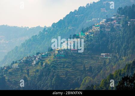 Dalhousie in Himachal Pradesh, Indien, Asien - Luftaufnahme der schönen Häuser in der Stadt in den grünen Bergen von Dalhousie aufgestellt in Himachal Indien Stockfoto