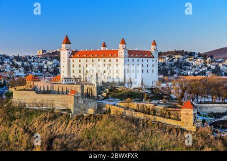 Erstaunliche Burg Bratislava über Donau bei Sonnenuntergang in der Altstadt von Bratislava, Slowakei Stockfoto