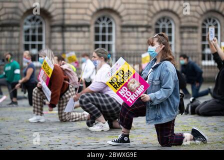 Demonstranten nehmen an dem Solidaritätsprotest "Take A Knee for George Floyd" Teil, der von Stand Up to Racism Scotland vor der St. Giles' Cathedral in Edinburgh organisiert wurde, um an George Floyd zu erinnern, der am 25. Mai in Polizeigewahrsam in der US-Stadt Minneapolis getötet wurde. Stockfoto