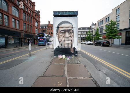 Manchester, Großbritannien. Juni 2020. Ein Wandgemälde von George Floyd der 46-jährige schwarze Mann, der in Minneapolis, Minnesota am 25. Mai starb, nachdem Derek Chauvin, ein weißer Offizier mit der Minneapolis Polizeiabteilung, sein Knie zum Hals Floyds gedrückt hat, wird in ManchesterÕs Northerrn Quarter, Großbritannien gesehen. Kredit: Jon Super/Alamy Live News. Stockfoto