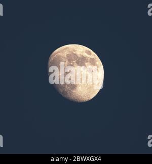 Eine Aufnahme des zunehmenden Gibbos-Mondes an einem dunkelblauen Himmel Stockfoto