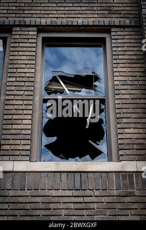 Minneapolis, Minnesota / USA - 2. Juni 2020: Verbranntes Gebäude mit zerschlagenem Fenster am Morgen nach Plünderungen und minneapolis-Unruhen für George Floyd in Stockfoto