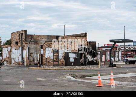 Minneapolis, Minnesota / USA - 2. Juni 2020: Verbranntes Gebäude beschädigt und zusammengebrochen Wendys am Morgen nach Plünderungen und minneapolis-Unruhen für Georg Stockfoto