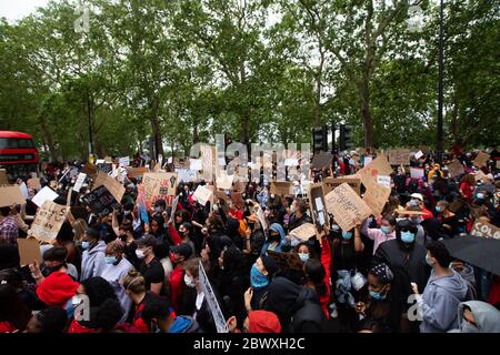 London, Großbritannien. Juni 2020. Tausende von Protestierenden versammeln sich im Hyde Park London zur Unterstützung der Bewegung Black Lives Matter nach dem Tod von George Floyd in Minneapolis in den Händen eines weißen Polizisten. Kredit: David Parry/Alamy Live News Stockfoto
