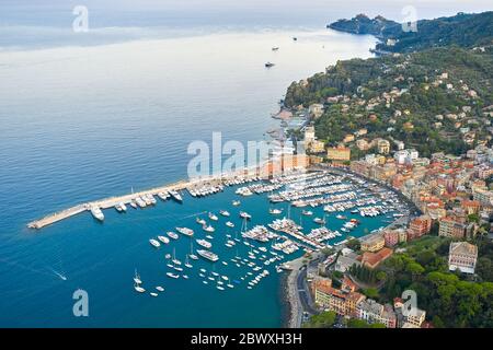 Panoramablick auf einen Hafen in Ligurisches Meer, Santa Margherita Ligure, Italien. Bunte Häuser an einer Küste Stockfoto