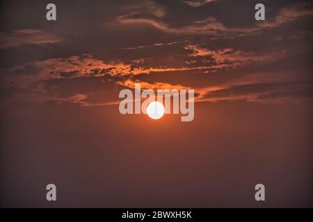 Himmel mit Wolken bei einem goldenen Sonnenuntergang Stockfoto