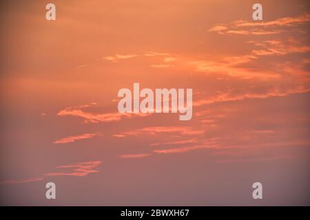 Himmel mit Wolken bei einem goldenen Sonnenuntergang Stockfoto