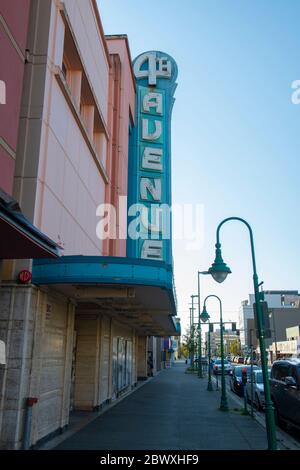 4th Avenue Theater mit Art Deco-Stil wurde 1947 auf 4th Avenue an der F Street in der Innenstadt von Anchorage, Alaska, AK, USA gebaut. Stockfoto