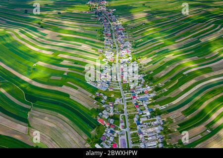 Polen von oben. Luftaufnahme von grünen landwirtschaftlichen Feldern und Dorf. Landschaft mit Feldern von Polen. Typische polnische Landschaft. Stockfoto