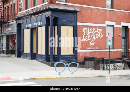 Hoboken, NJ / USA - 2. Juni 2020: Ladenfronten mit Sperrholz bedeckt in Vorbereitung für George Floyd Protest für Black Lives Matter Bewegung auf J Stockfoto