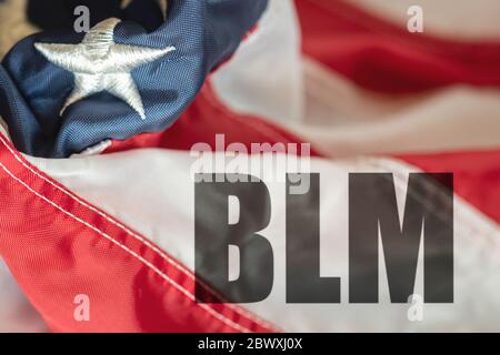 Amerikanische Flagge mit der Abkürzung für Black Lives Matter Bewegung Stockfoto