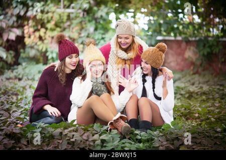 Porträt der besten Freunde in Herbstkleidung über die Natur. Stockfoto