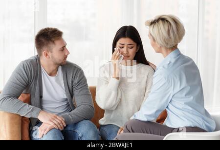 Professionelle Psychologe Tröstet Unglückliche Frau Während Der Familientherapie Im Büro Stockfoto