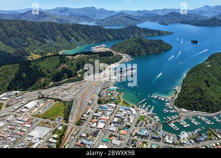 Luftaufnahme von Picton, Marlborough Sounds, Südinsel, Neuseeland, Ozeanien. Stockfoto